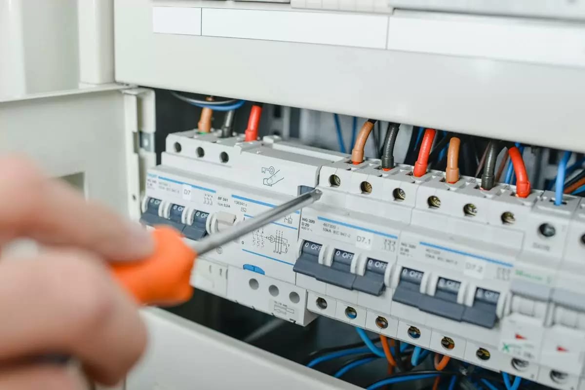 Técnico instalando estores
